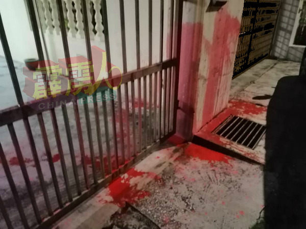 儿子在邻国欠大耳窿债务,屋主庭院被大耳窿红漆警告。