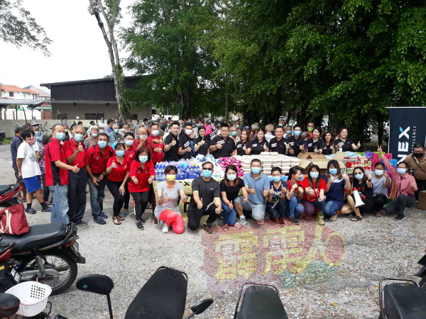 飞跃集团主办，新希望爱心冰箱组织协办的布施派粮活动，让300名贫老受惠。