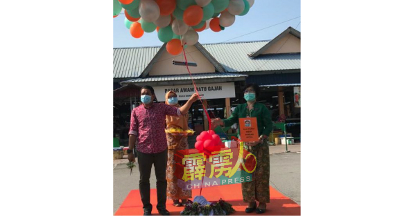 阿末赛迪(左)与陈丽敏(右)为霹州世界食品安全庆典活动主持开幕。