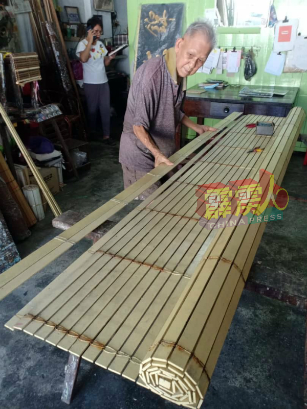 刘志华每天仍为来自各区顾客的订单编织竹帘或木帘。