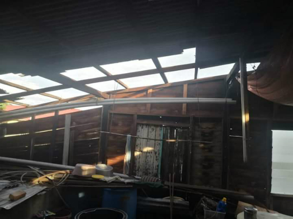 民宅屋顶锌片被刮飞而开“天窗”，雨水直接灌进屋内。
