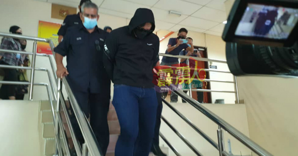 沙鲁查曼俯首认罪后,由庭警押离法庭。