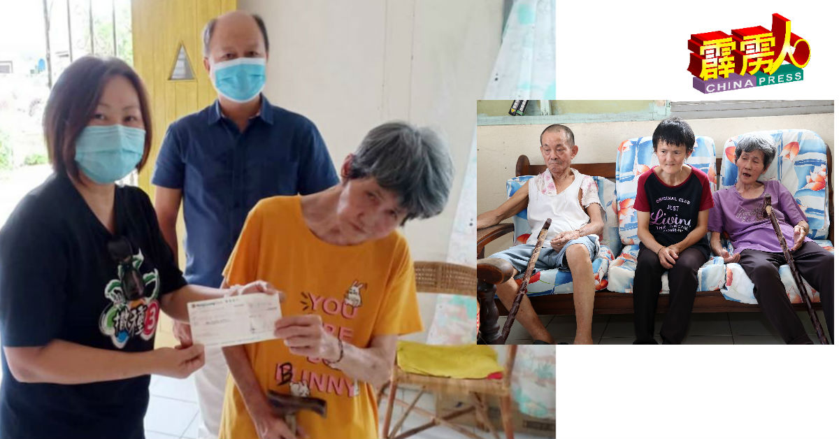 《中国报》记者赵诗绮（左）代表移交支票给温莲好，由谢保恒（左2）见証。