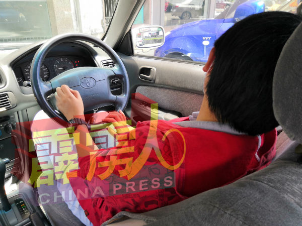 民众皆认为，启动引擎、开冷气在车内睡觉是危险的行为。（示意图）