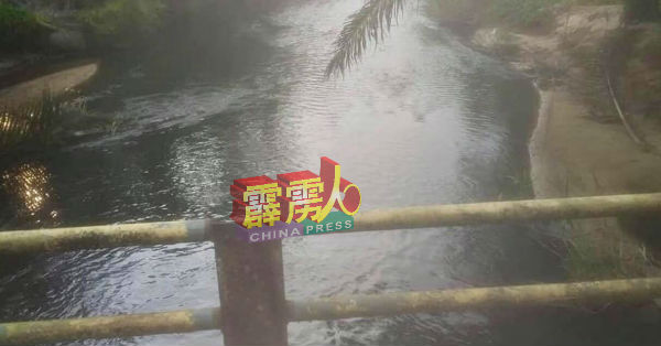社交网转发美罗瓜拉哥白河的河水呈黑色,是因附近农场将猪粪倒入河流引发的贴文。