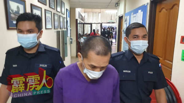 彭家峰面控后，被庭警押往法庭扣留室。
