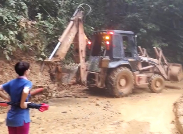 工程局出动神手,清理路面山泥。