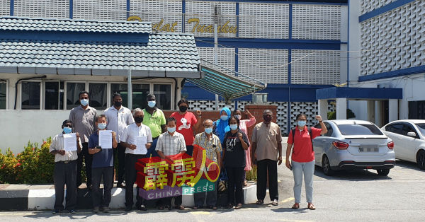 再也古马（前排左3）率队到霹雳州警察总部投诉。
