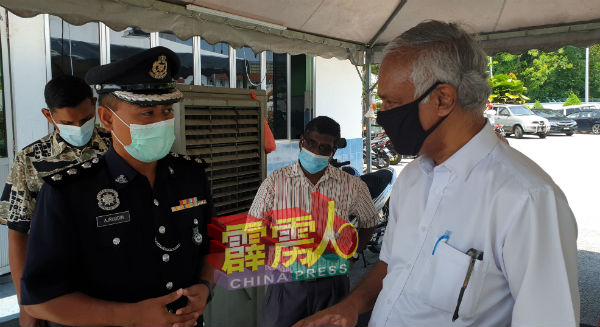 再也古马（右）移交投诉信给莫哈末阿祖丁。