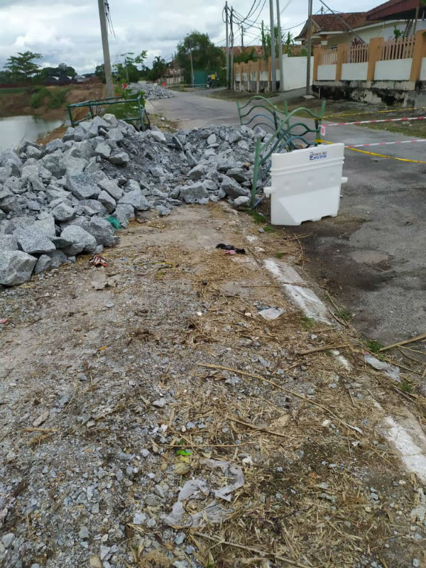 路面崩塌没有继续恶化，当局已运送石头，准备开始维修工作。（黄诗情提供照片）