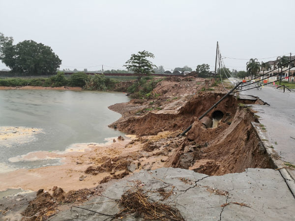 务边翠湖园住宅区废矿湖旁发生塌陷事故，情况骇人。