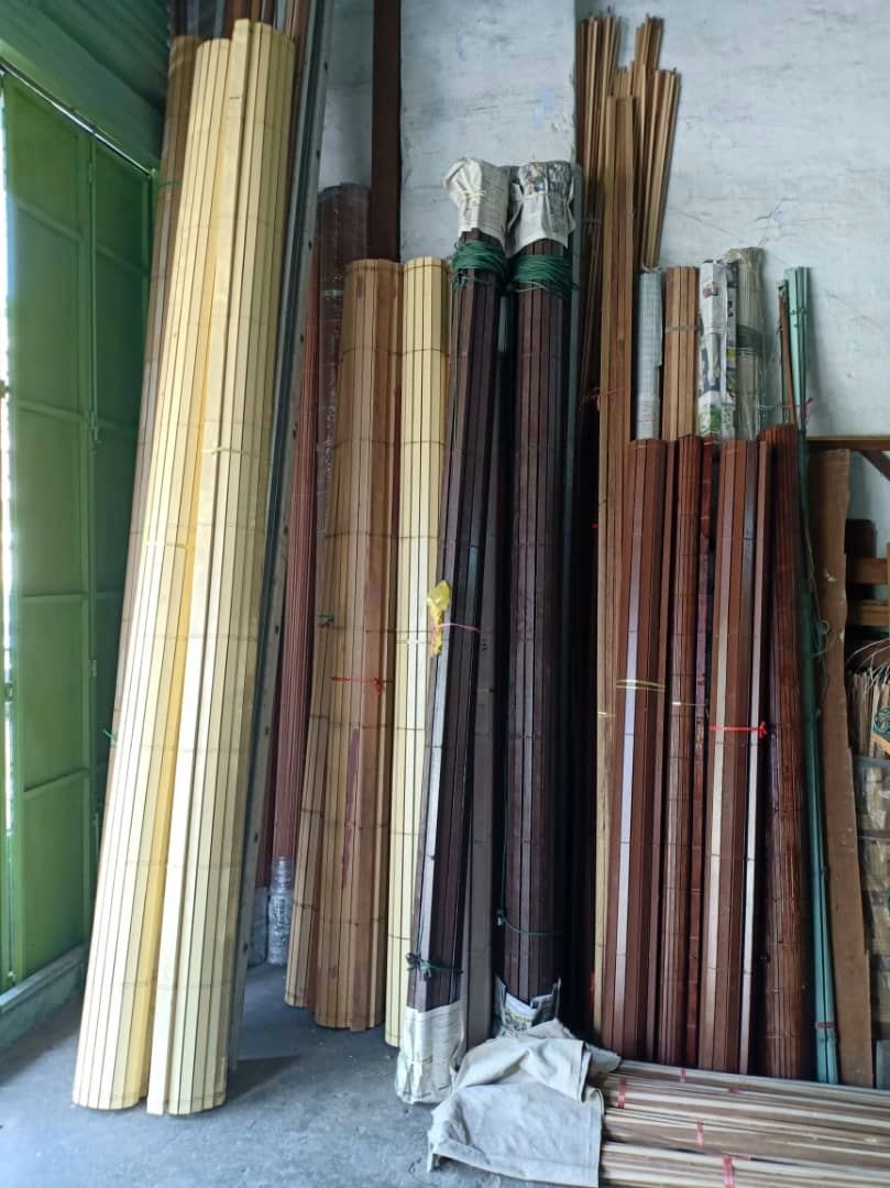 编织好的木帘和木帘,存放在一角落,以待顾客到来领取。