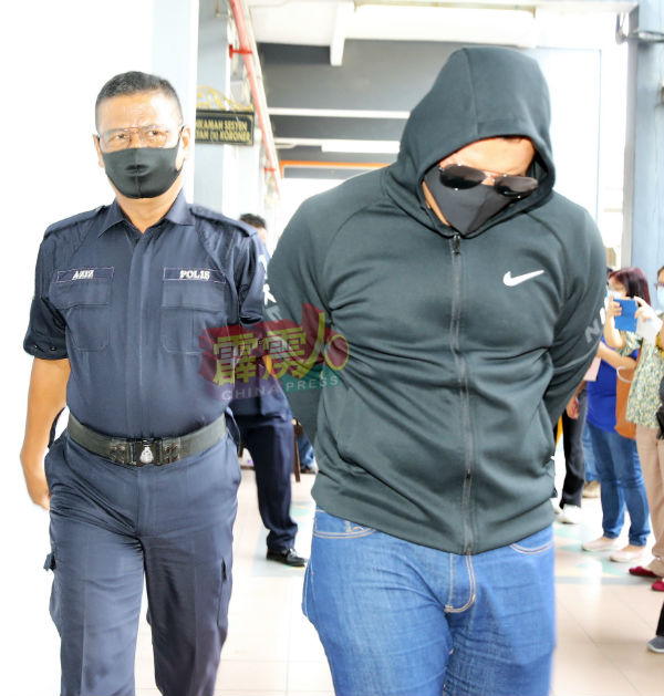 被告不论是在被带往或被带离法庭时,都以外套的黑帽子、墨镜及黑色口罩,裹住其头部及脸部,避免样貌暴露。