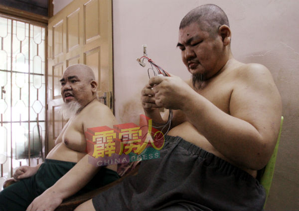 李智宏（右）在家偶尔帮忙做些电子零件电线接驳，赚取一些外快。