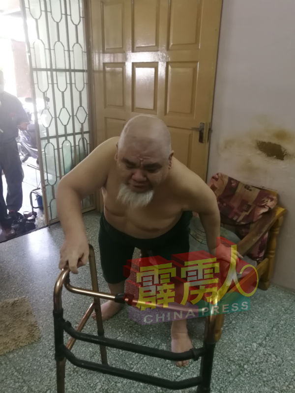 李智光除了患有小儿麻痹，双腿也无力行动不便，生活起居都需人照顾。