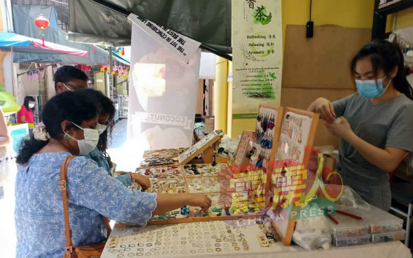 一些景区的小贩摊位及土产店生意已逐渐回升。