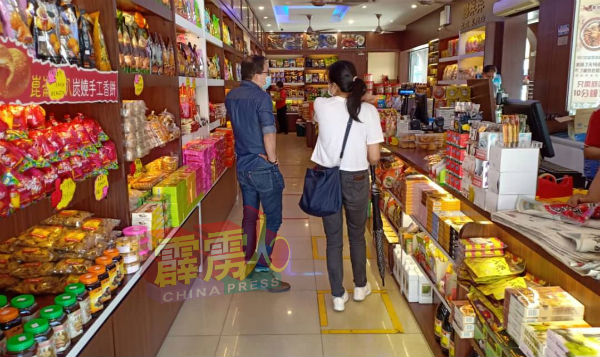 一些景区的小贩摊位及土产店生意已逐渐回升。