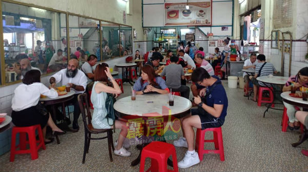 旧街场具有许多美食，一些著名茶室皆坐满慕名而来的游客。