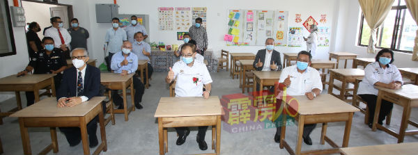 马汉顺（左2）在众人陪同下参观新课室。