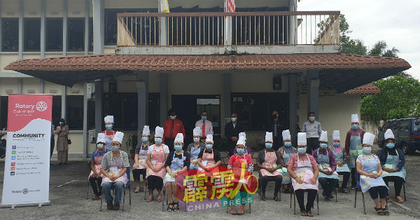 20名单亲和被遗弃妈妈参与烹饪培训；后排左起弗朗西斯丶叶逸堂丶阿兹祖丶梁奇昌及黄培德。