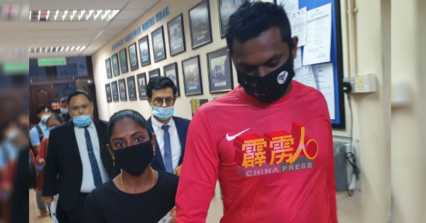 苏古及帕维特拉在案件过堂后,双双离开法庭。