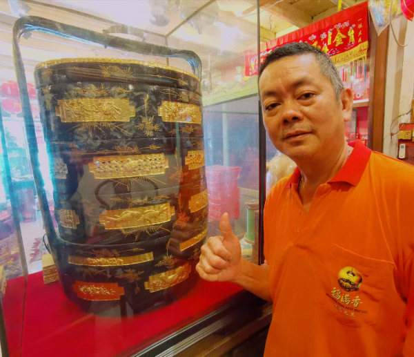 柯文德展示娘惹文化里，在出嫁时必用的华丽“娘惹篮”。