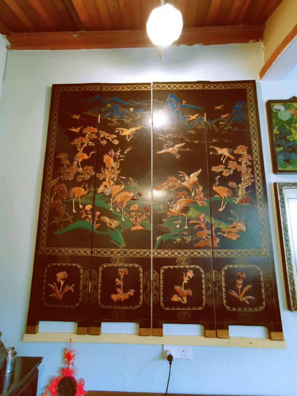 娘惹风屏风上有石雕及贝壳装饰，曾有中国人出高价欲收购，但柯文德不舍脱售，并挂在自家欣赏。