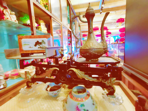右上是法国风的锡制茶壶，下方基座其实是当时秤锡使用的古秤具。