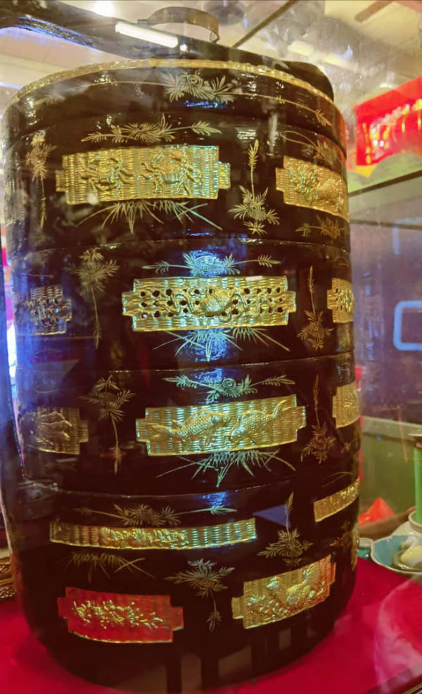 娘惹风除了用品色彩绚丽；其实黑和金色也是主色调，如娘惹篮。