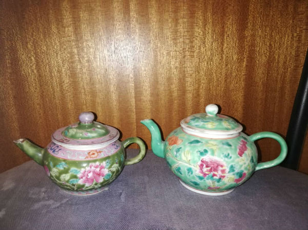 娘惹风茶壶，尽显优雅。