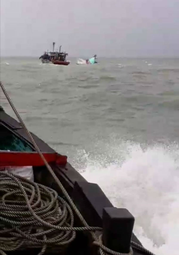 中午11时许一场大风雨,把雪霹两区数艘B型浅海渔船,在不同海域掀翻。