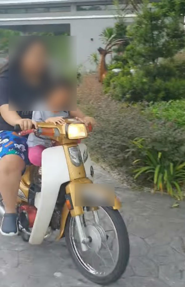 B小姐骑金色摩哆,前后载了2至3名幼童,甚至还被粉红女商调侃是“飙车族”。
