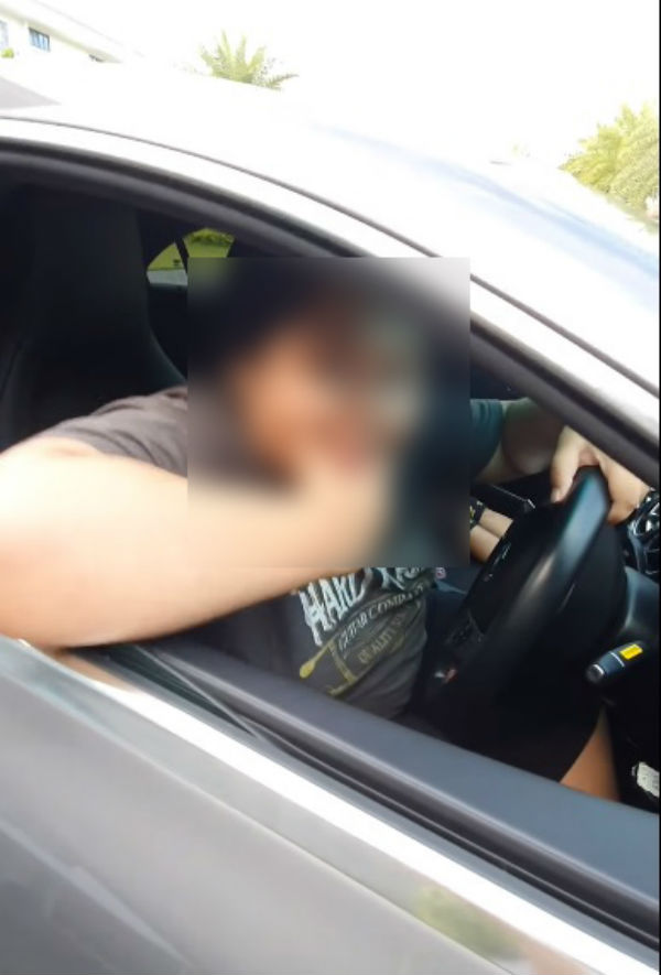 15岁的B小姐在院子开着马赛地房车,驾轻就熟。