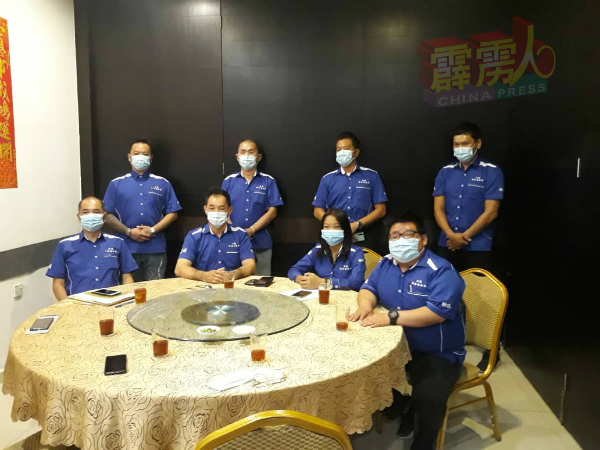 吴全伟（前左2）与骆卓明（左起）、蔡丽丽、刘纬盛与理事成员出席记者会。