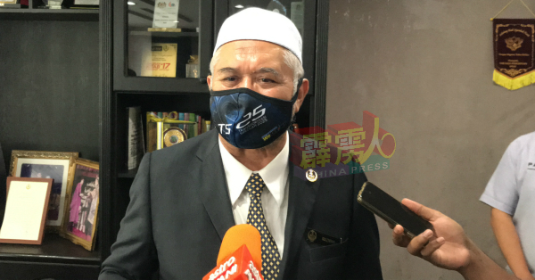 拉兹曼在记者会發言。