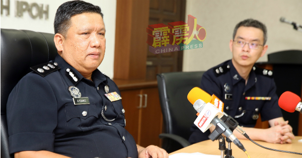 阿斯马迪(左)在记者会發言,右为怡保警区(行动)副主任李瑞式。
