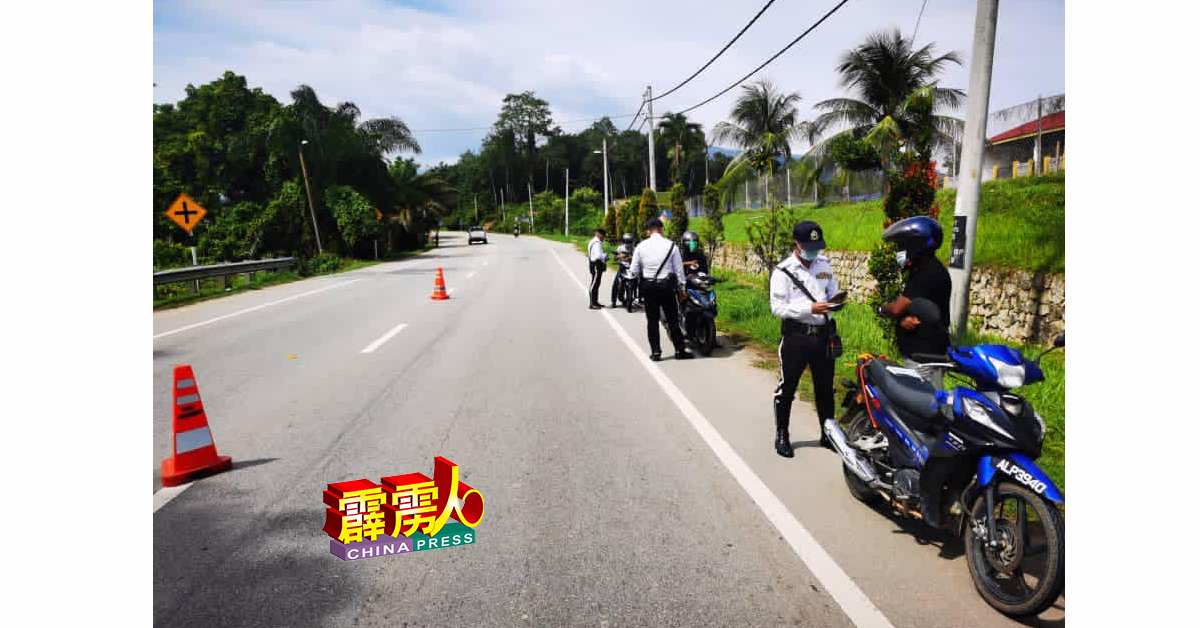 为了提高公路使用者遵守交通条例，江沙警方週一（19日）在万浓一带，展开道路检查行动，并开出18张罚单给各类违规者。
