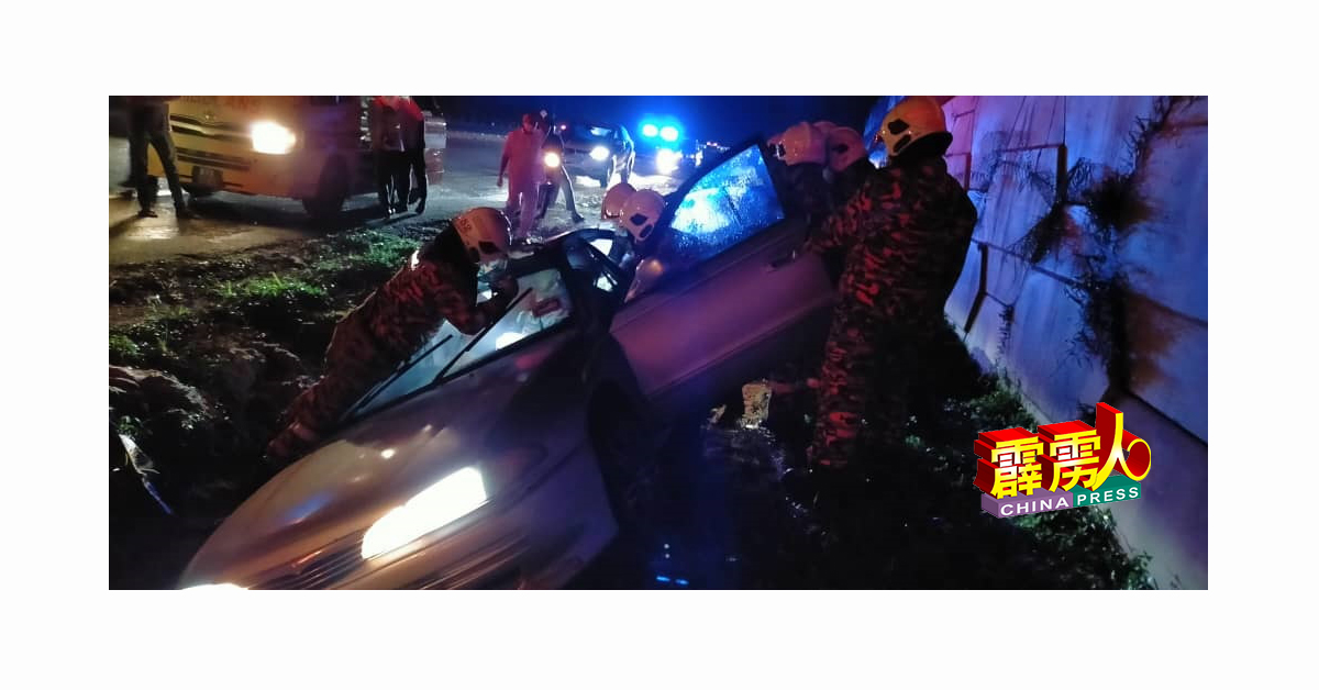 轿车在怡红大道失控撞入路旁的排水沟，中年男司机不治。