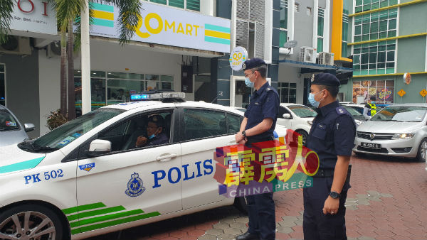 警方巡逻车透过扩音器，提醒民众遵守复管令标准作业程序。