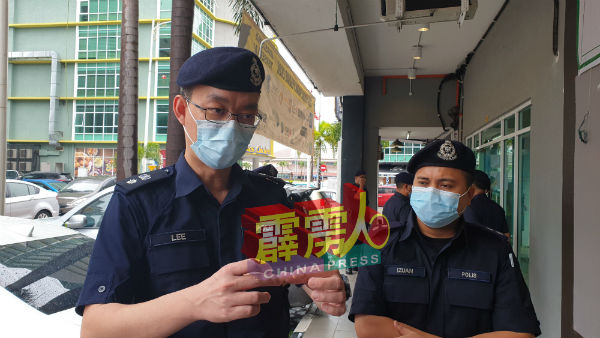 李瑞式（左起）在依祖安陪同下，向媒体发言。