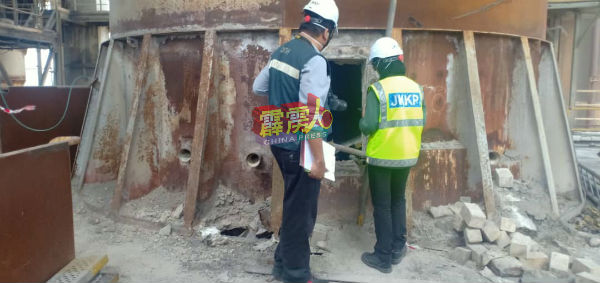 霹雳州职业安全及卫生局官员在意外现场展开调查工作。