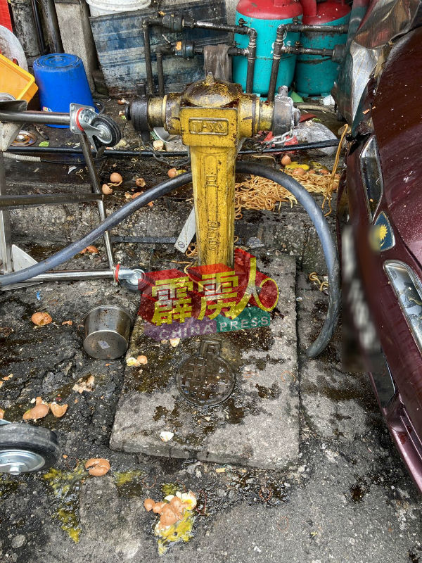 炒粉档口的食材全被撞翻，鸡蛋丶面条等散落满地。