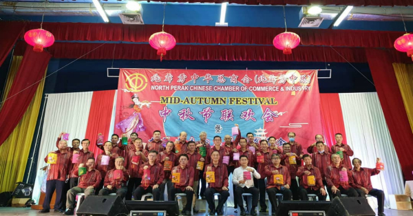 北霹雳中总领导人齐齐手提灯笼共庆中秋节。前左起为赖瑞历、洪木森、何志强、林克坚、洪宝德、郑国霖、杜宝强、王振春、蔡海瑞及范锡金。