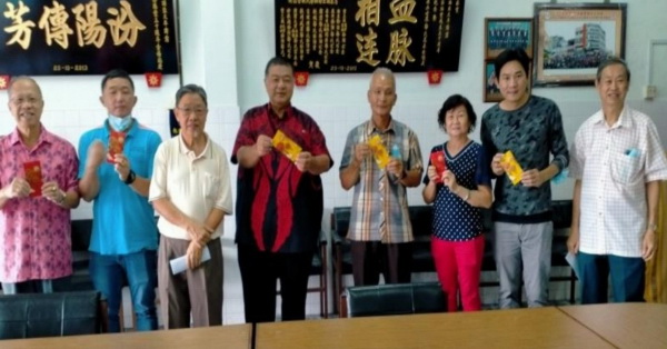 郭氏汾阳堂颁新生宝宝奖,左是郭明侨、郭深渊(左3)、郭瑞林(右)和领奖家长分享喜悦。