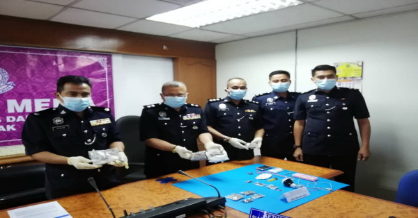 玛祖基(左2)与警官,展示所起获的毒品及工具。