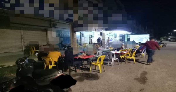 执法人员近日到疫区内商店巡逻，取缔没守标准作业程序的业者民众。