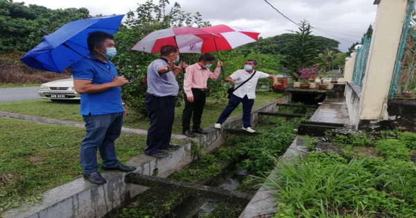廖泰义(右2)联袂助理和服务团队,冒雨视察青屋区排水系统,探讨问题导因。左起苏宗文和陈建华,右为梅根。
