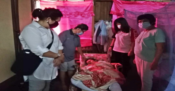 行动党太平妇女组爱心队成员探望病黎卢鸾英,向其丈夫庄健伊(左2)了解情况,左为廖皎韵,右起林庭绰和涂琇凤。