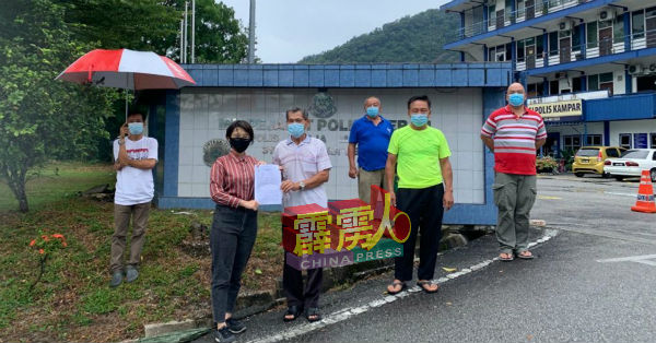 张嘉恩（左2起）协助退休华裔老翁报案后展示报案纸；右起为克兰芝服务队队员温国杰丶西湖支部副主席刘江富丶桂花村西区支部秘书杨棕清。