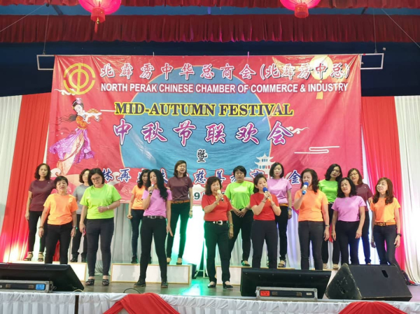 女商团成员在主任拿汀伍锈蓉(左4)带领下,呈献歌曲增添气氛。